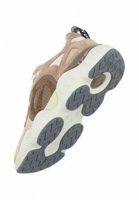 Braune Wildleder- und Mesh-Sneaker mit einer strukturierten Oberseite, flexibler Sohle und einer kontrastierenden weißen und grauen Außensohle mit Zickzackmustern.