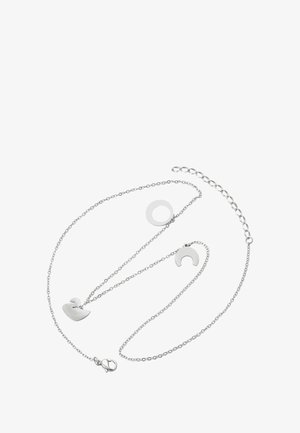 Sølv kæde med tre minimalistiske vedhæng: et hjerte, en ring og en halvmåne, præsenteret på en hvid baggrund.