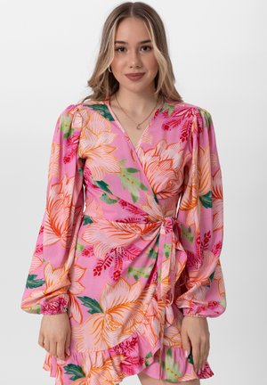 Roze bloemen wikkeljurk met lange pofmouwen, met een strik taille, gerafelde zoom en levendige oranje en groene bloemenpatronen.