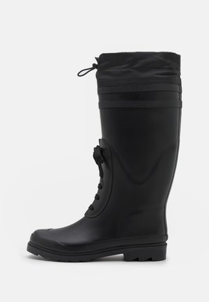 Botte de pluie en caoutchouc noir avec une finition texturée, design haut, cordons ajustables en haut et semelle robuste pour une meilleure adhérence.