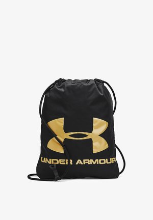 Zwarte trekkkoordtas van nylon met een groot gouden "Under Armour"-logo en een gladde textuur, voorzien van zwarte koordbanden en plastic bevestigingen.