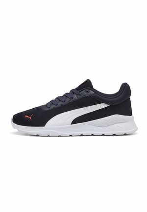 Schwarzer Sportschuh mit weißer Sohle und Puma-Logo, mit Mesh-Obermaterial, Schnürverschluss und gepolstertem Knöchelkragen, von der Seite gezeigt.