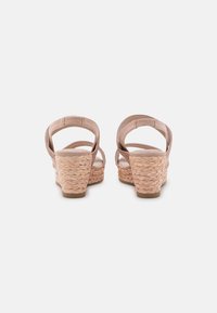 Beige kilehæle sandaler med vævet raffia hæl, åben bag, og justerbare stropper. Glat overmateriale og polstret sål for komfort.