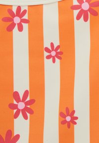 Oranžno-belo črtasta tkanina z rožnatimi cvetličnimi vzorci. Tekstura je gladka in rahlo raztegljiva, primerna za različne vrste oblačil.