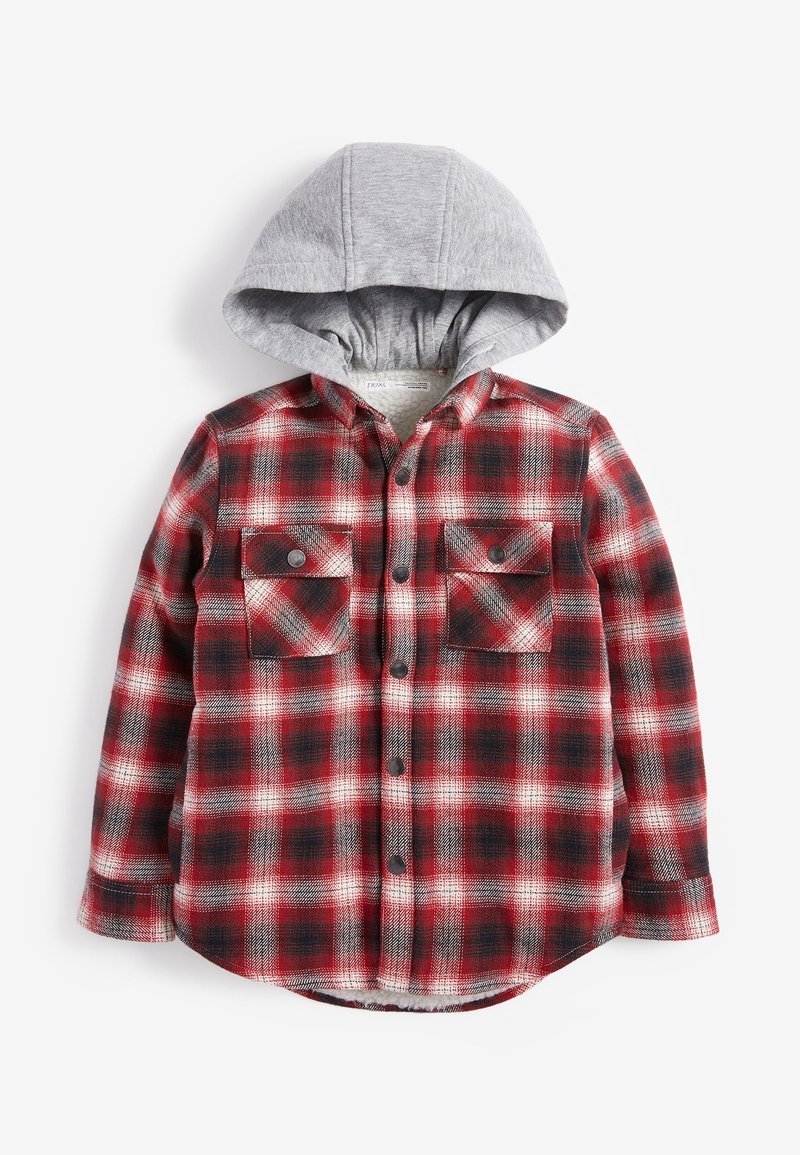Czerwona i czarna koszula w kratę z guzikami, posiadająca dwie przednie kieszenie i dołączony jasnoszary kaptur, ułożona na białym tle.