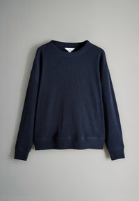 Suéter de punto acanalado en azul marino, con mangas largas y cuello redondo, exhibido de forma plana sobre un fondo gris claro.