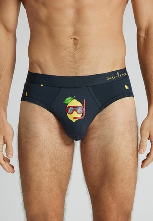 Mandekrop iført sorte underbukser med en gul citron iført rød snorkelmaske og snorkel trykt midt foran.