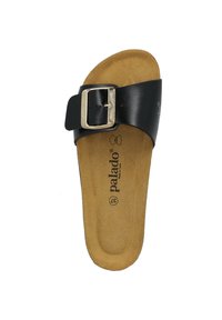 Schwarze Leder-Slide-Sandale mit breitem Riemen, Schnallendetail und braunem korkähnlichem Fußbett. Markenlogo auf der Innensohle geprägt.