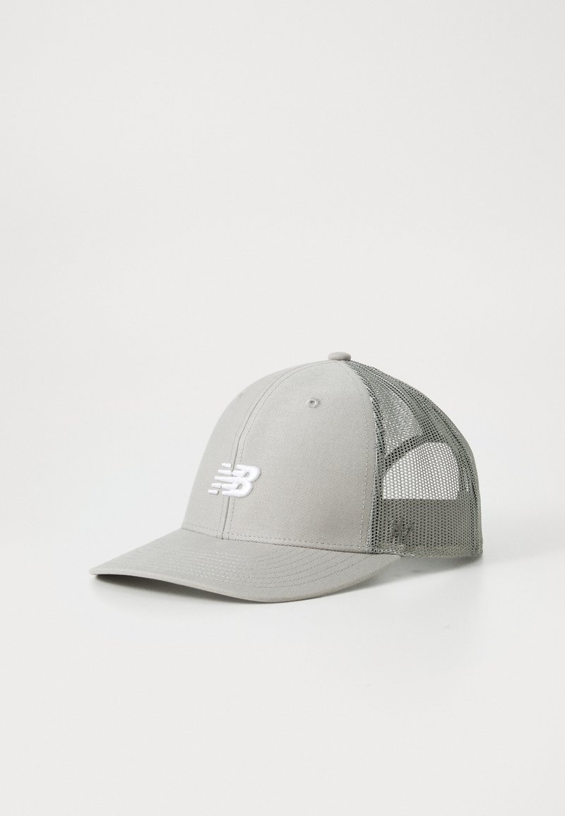 Jasnoszara czapka baseballowa z siateczkowym tyłem i białym logo New Balance z przodu, umieszczona na białej powierzchni.