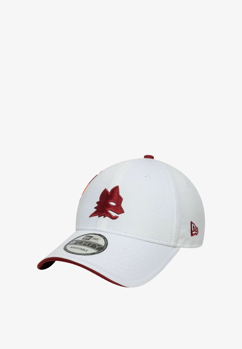 Casquette de baseball blanche avec un logo de loup rouge brodé à l'avant, une bordure rouge contrastante sur la visière et une sangle ajustable.