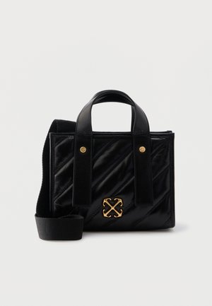 Μικρή μαύρη τσάντα χειρός από καπιτονέ δέρμα με πάνω λαβές, ρυθμιζόμενο λουρί ώμου και χρυσό διακοσμητικό μεταλλικό λογότυπο μπροστά.