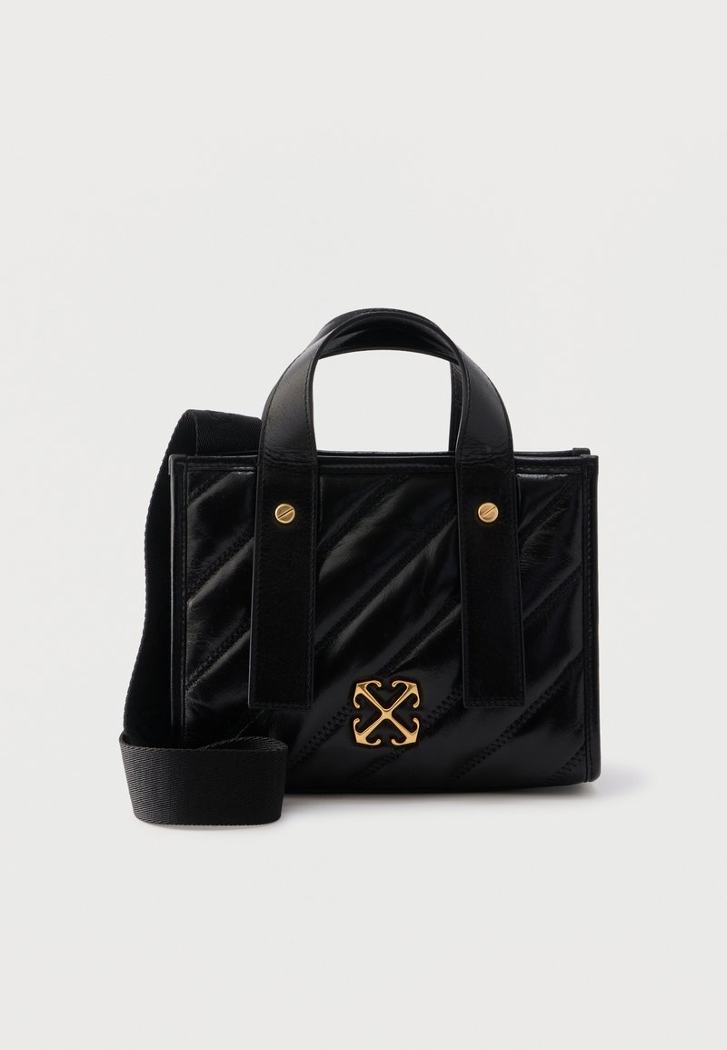 Μικρή μαύρη τσάντα χειρός από καπιτονέ δέρμα με πάνω λαβές, ρυθμιζόμενο λουρί ώμου και χρυσό διακοσμητικό μεταλλικό λογότυπο μπροστά.
