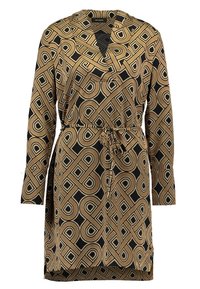 Langes Wickelkleid mit einem schwarz-goldenen, abstrakten geometrischen Muster, mit langen Ärmeln, einem Bindegürtel in der Taille und einem tiefen V-Ausschnitt.