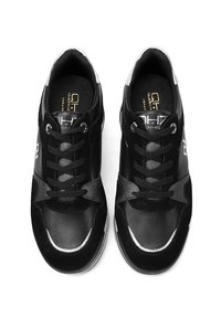 Scarpe sportive nere realizzate con una combinazione di pelle liscia e camoscio. Le caratteristiche includono lacci rotondi, accenti bianchi discreti e una suola texture.