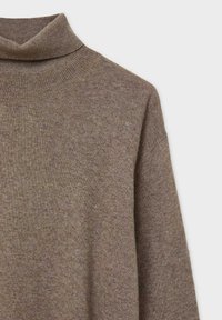 Maglione a collo alto in maglia marrone con collo aderente, maniche lunghe e una morbida texture, catturato da una prospettiva ravvicinata.