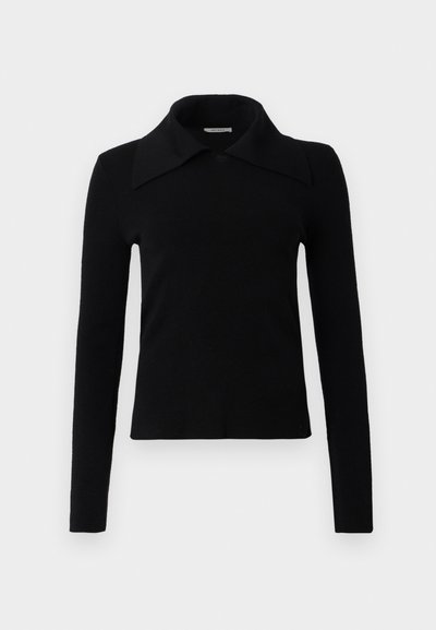 Svart langermet topp laget av myk tekstil, med en stor, spiss krage og en tettsittende design. Glatt tekstur med minimal detaljer.