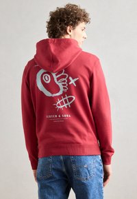 Scotch & Soda REGULAR FIT FRONT AND BACK ARTWORK HOODIE - Hoodie - roadside red