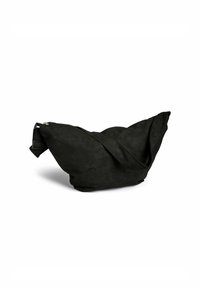 Borsa nera con un design unico e piegato. Realizzata in materiale morbido e testurizzato, presenta una cerniera e una tracolla su un lato.