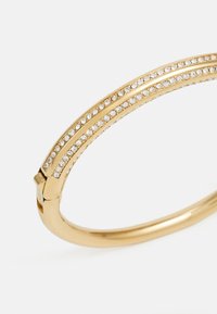 Bracciale in tonalità oro con due file parallele di cristalli trasparenti, caratterizzato da una forma liscia e arrotondata e una chiusura a cerniera sicura.