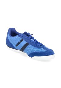 Baskets de sport bleues à lacets avec bandes latérales noires, semelle blanche et panneaux texturés, inclinées pour montrer les vues extérieure et supérieure.