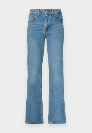 Vaqueros acampanados de mezclilla azul claro con tiro alto, diseño estándar de cinco bolsillos y detalles de costura a lo largo de las costuras.