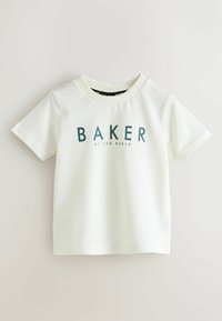 Camiseta blanca de algodón con cuello redondo y mangas cortas, impresa con "BAKER" y "by TED BAKER" en verde azulado. Diseño simple, sin patrones adicionales.