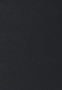 Zwart ribfluweel met een gladde textuur, met verticale lijnen. Het materiaal lijkt zacht en lichtgewicht zonder zichtbare patronen of accenten.