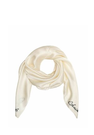 Kremowy jedwabny szalik złożony w pętlę, z czarnym tekstem pisaną czcionką na dwóch zakończonych ostrymi końcami końcach, na białym tle.