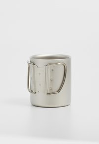 Mug en métal avec une finition argent mat et une poignée en métal robuste bien fixée par des rivets. Forme cylindrique simple avec une texture lisse.