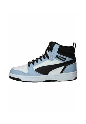 High-top Puma sneaker in wit, lichtblauw en zwart met zwarte veters en Puma-logo aan de zijkant en tussenzool.