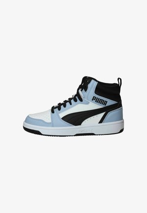 Baskets montantes Puma en blanc, bleu clair et noir avec des lacets noirs et le logo Puma sur le côté et la semelle intermédiaire.