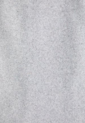 Světle šedá plsť s měkkým, texturovaným povrchem, která vykazuje jednotný vzor a jemné barevné variace po celém povrchu.