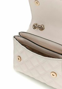 Borsa a tracolla trapuntata crema con hardware dorato, dotata di chiusura a scatto, due scomparti e fodera interna liscia.