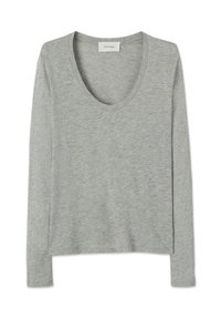 Dolga srajca s svetlo sivo melirano tkanino in globokim okroglim izrezom, položena ravno na belem ozadju.