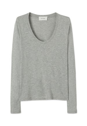 Långärmad ljusgråmelerad tröja med djup rund halsringning, visas plant mot en vit bakgrund.