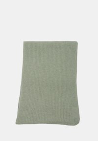 Sciarpa in cotone a coste verdi con una texture morbida e una forma rettangolare allungata, caratterizzata da un design semplice e senza cuciture.