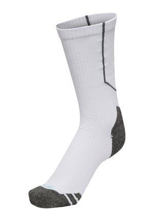 Biała sportowa skarpetka z czarnym wzmocnionym palcem i piętą, prążkowaną teksturą oraz czarną linią biegnącą wzdłuż tylnej części i łuku stopy.