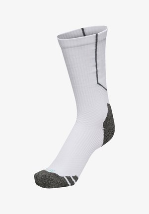 Biała sportowa skarpetka z czarnym wzmocnionym palcem i piętą, prążkowaną teksturą oraz czarną linią biegnącą wzdłuż tylnej części i łuku stopy.