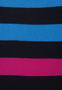 Tissu en tricot avec des rayures horizontales bleues, noires et roses. La texture est lisse, avec des couleurs espacées uniformément créant un motif audacieux.