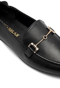 Loafer din piele neagră, cu un accent de hardware de culoare aurie. Textură netedă, cu o vârf ușor rotunjit și detalii cusute.