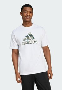 adidas Sportswear CAMOUFLAGE BADGE OF SPORT GRAPHIC - Camiseta estampada - white