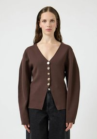 Brązowy kardigan z dzianiny z dekoltem w serek, z sześcioma dekoracyjnymi guzikami z przodu. Długie rękawy i rozcięcie u dołu.