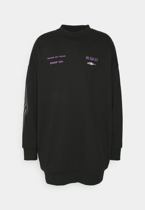 Czarna bluza oversize z fioletowym napisem "GENDER NOT FOUND ERROR 404" na lewej piersi oraz "NO RULES" nad grafiką płomienia na prawej piersi.
