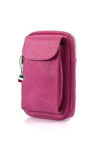 Roze leren hoes met textuur, uitgerust met een klep en een rits. Voorzien van een sleutelhanger met een Italiaanse vlag. Compact en rechthoekig ontwerp.