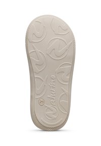 Guma podpatku v off-white barvě s texturovaným povrchem. Obsahuje kruhový vzor a výrazně zobrazené logo "Naturino".