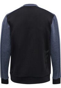 Svart och blå sweatshirt med långa ärmar. Svart baksida, blåmelerad tyg på axlar och ärmar, ribbade ärmslut och nederkant.