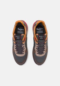 Sneakers z szarej siateczki i zamszu z pomarańczowymi i brązowymi akcentami, czarnymi sznurowadłami, wyściółką przy kostce i brandowanym językiem.