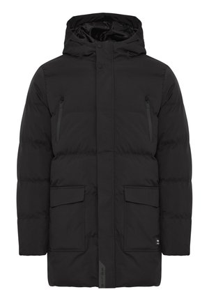 Chaqueta de plumas negra con capucha, que cuenta con un bolsillo en el pecho con cremallera y grandes bolsillos frontales, tejido texturizado y un detalle de marca mínimo.