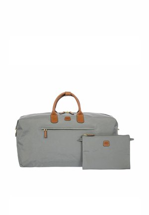 Grande borsa da viaggio grigia con manici marroni e zip frontale, accompagnata da una pochette grigia più piccola abbinata con zip e patch logo marrone.
