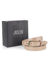 Cinturón de cuero beige con hebilla dorada, con detalles de costura. Empaquetado en una caja negra que exhibe el logo "JASLEN ACCESORIOS".
